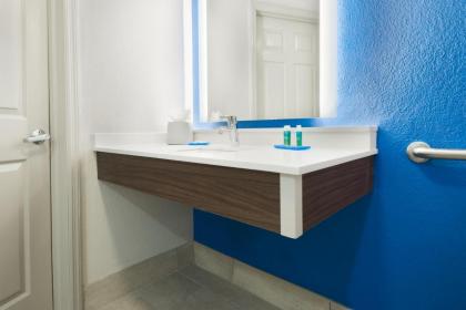 Holiday Inn Express & Suites - Nearest Universal Orlando - image 11