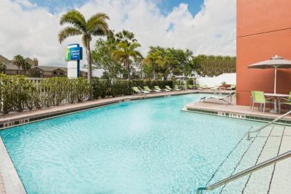 Holiday Inn Express & Suites - Nearest Universal Orlando - image 2