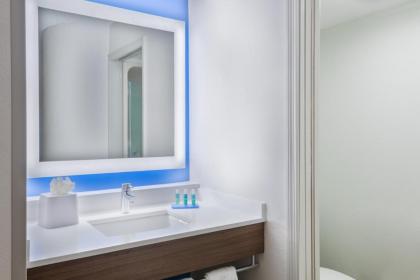 Holiday Inn Express & Suites - Nearest Universal Orlando - image 3