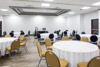Days Inn & Suites by Wyndham Orlando Airport - image 14