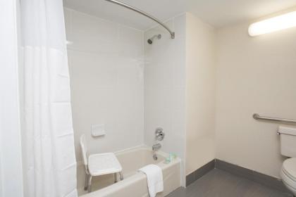 Days Inn & Suites by Wyndham Orlando Airport - image 4