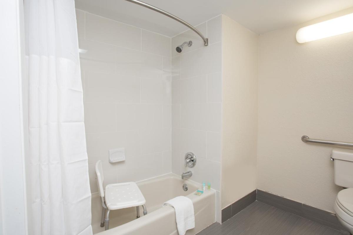 Days Inn & Suites by Wyndham Orlando Airport - image 4