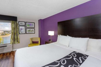 La Quinta Inn & Suites by Wyndham Orlando Universal Area - image 16