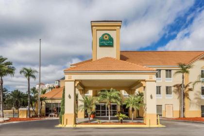 La Quinta Inn & Suites by Wyndham Orlando Universal Area - image 2