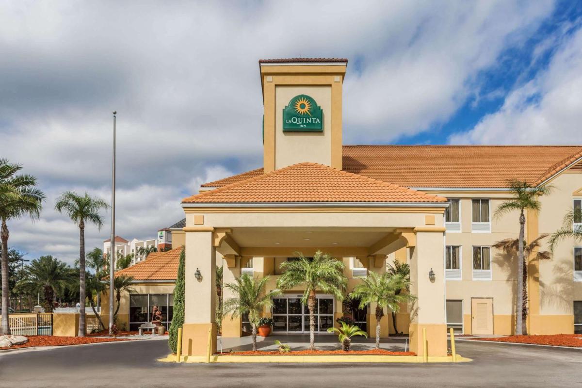 La Quinta Inn & Suites by Wyndham Orlando Universal Area - image 2