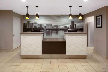 La Quinta Inn & Suites by Wyndham Orlando Universal Area - image 4