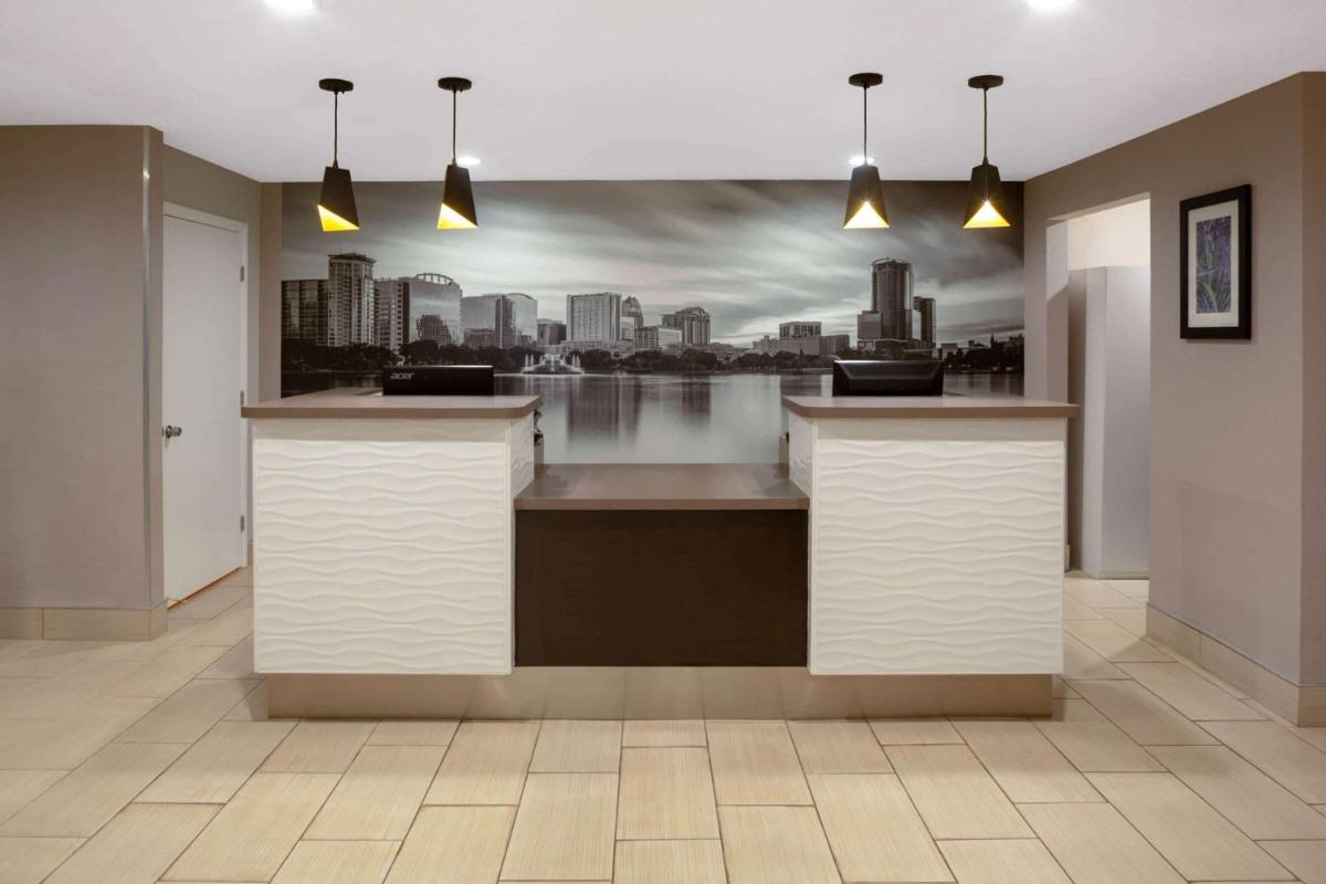 La Quinta Inn & Suites by Wyndham Orlando Universal Area - image 4