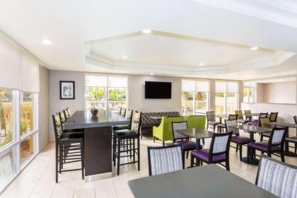 La Quinta Inn & Suites by Wyndham Orlando Universal Area - image 5