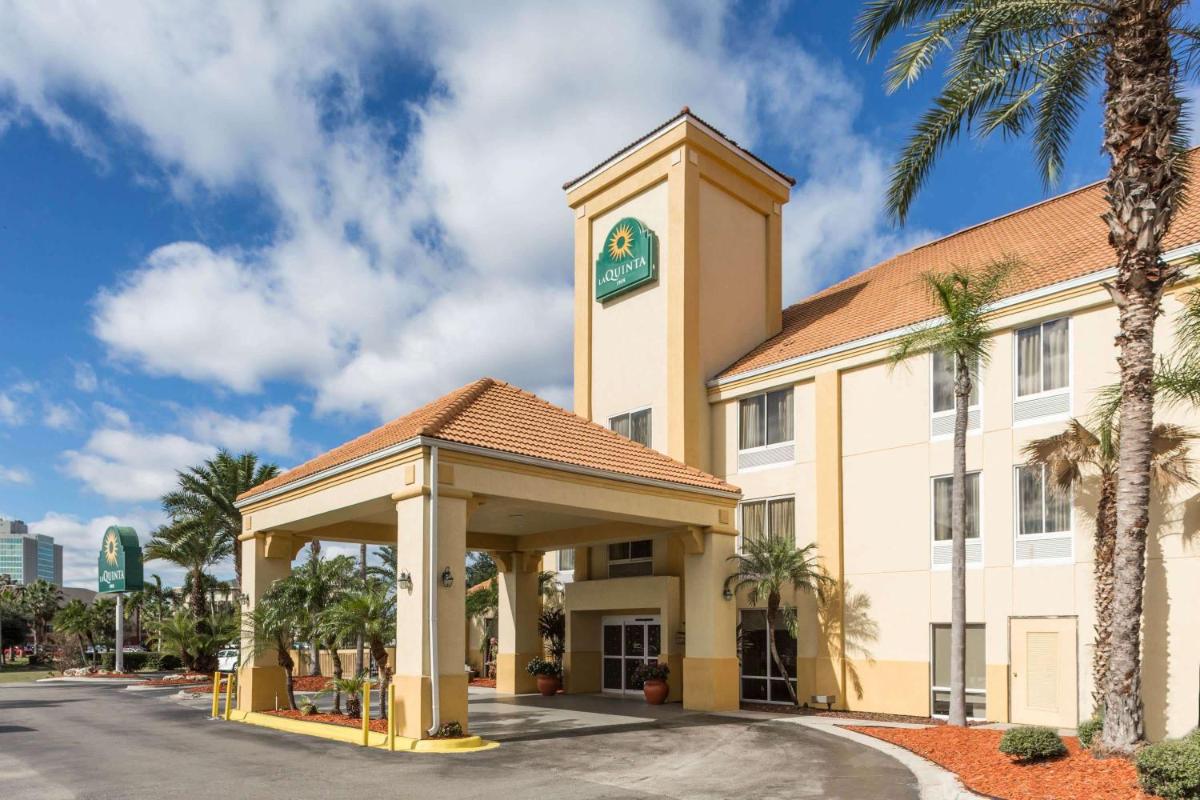 La Quinta Inn & Suites by Wyndham Orlando Universal Area - image 7