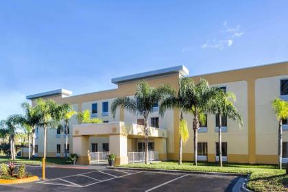La Quinta Inn & Suites by Wyndham Orlando Universal Area - image 8