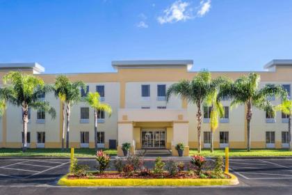 La Quinta Inn & Suites by Wyndham Orlando Universal Area - image 9