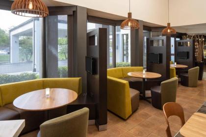 Courtyard by Marriott Orlando Airport - image 3
