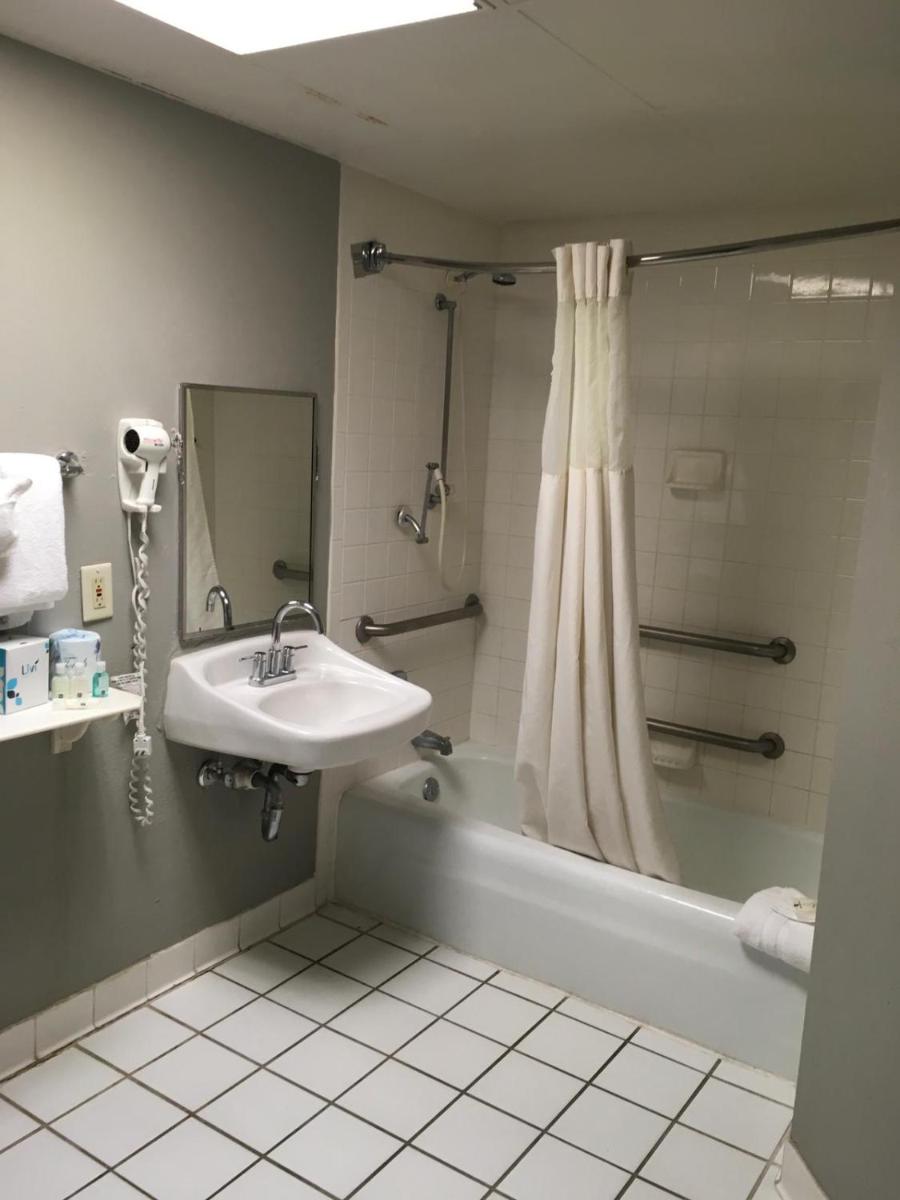 Quality Inn & Suites Winter Park Village Area - image 6