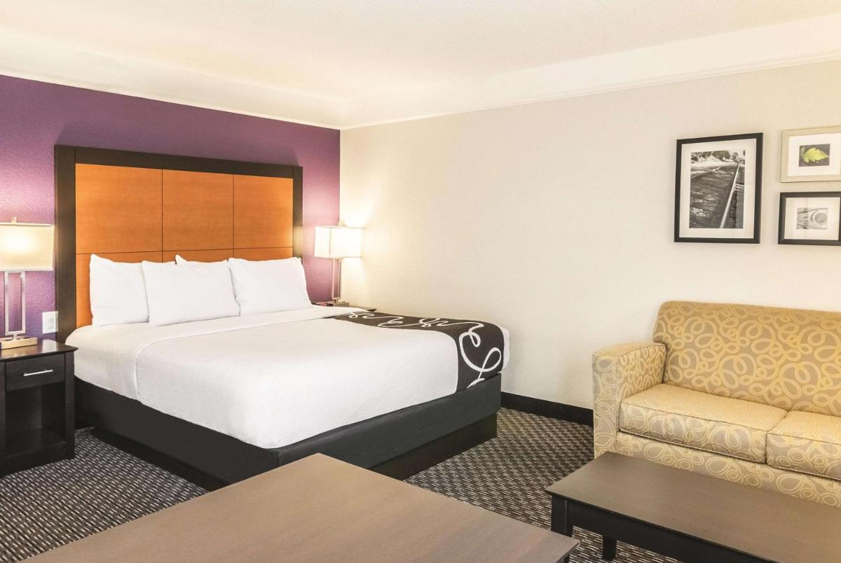La Quinta Inn & Suites by Wyndham Orlando Airport North - main image