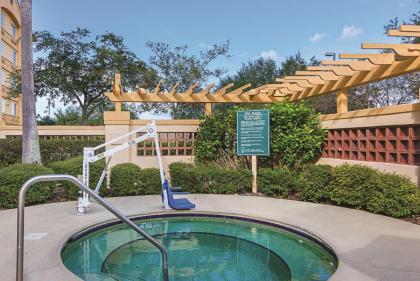 La Quinta Inn & Suites by Wyndham Orlando Airport North - image 10