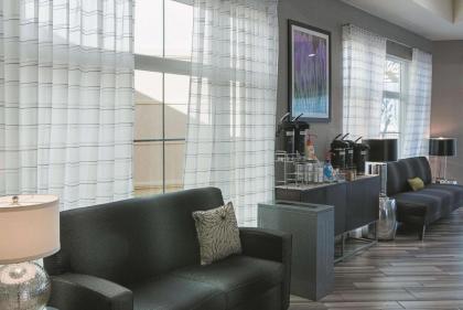 La Quinta Inn & Suites by Wyndham Orlando Airport North - image 12