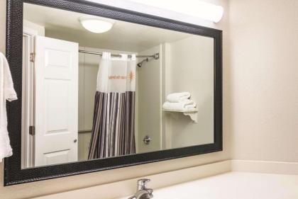 La Quinta Inn & Suites by Wyndham Orlando Airport North - image 13