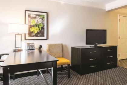 La Quinta Inn & Suites by Wyndham Orlando Airport North - image 16