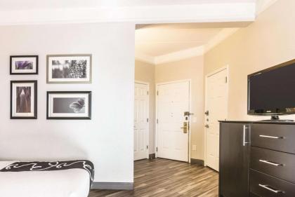 La Quinta Inn & Suites by Wyndham Orlando Airport North - image 17