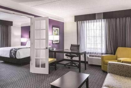 La Quinta Inn & Suites by Wyndham Orlando Airport North - image 18