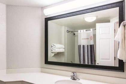 La Quinta Inn & Suites by Wyndham Orlando Airport North - image 19