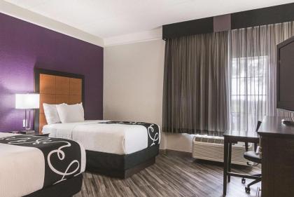 La Quinta Inn & Suites by Wyndham Orlando Airport North - image 2