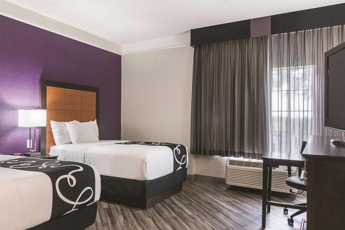 La Quinta Inn & Suites by Wyndham Orlando Airport North - image 2