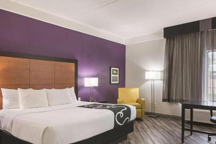 La Quinta Inn & Suites by Wyndham Orlando Airport North - image 20