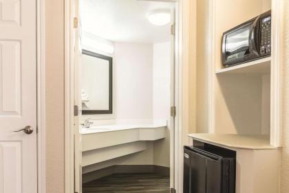 La Quinta Inn & Suites by Wyndham Orlando Airport North - image 23