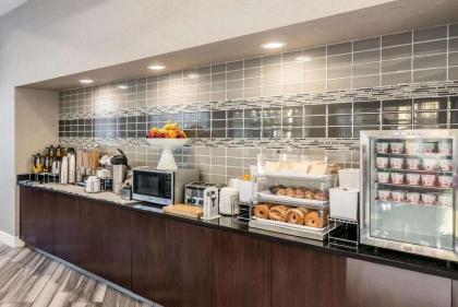 La Quinta Inn & Suites by Wyndham Orlando Airport North - image 3