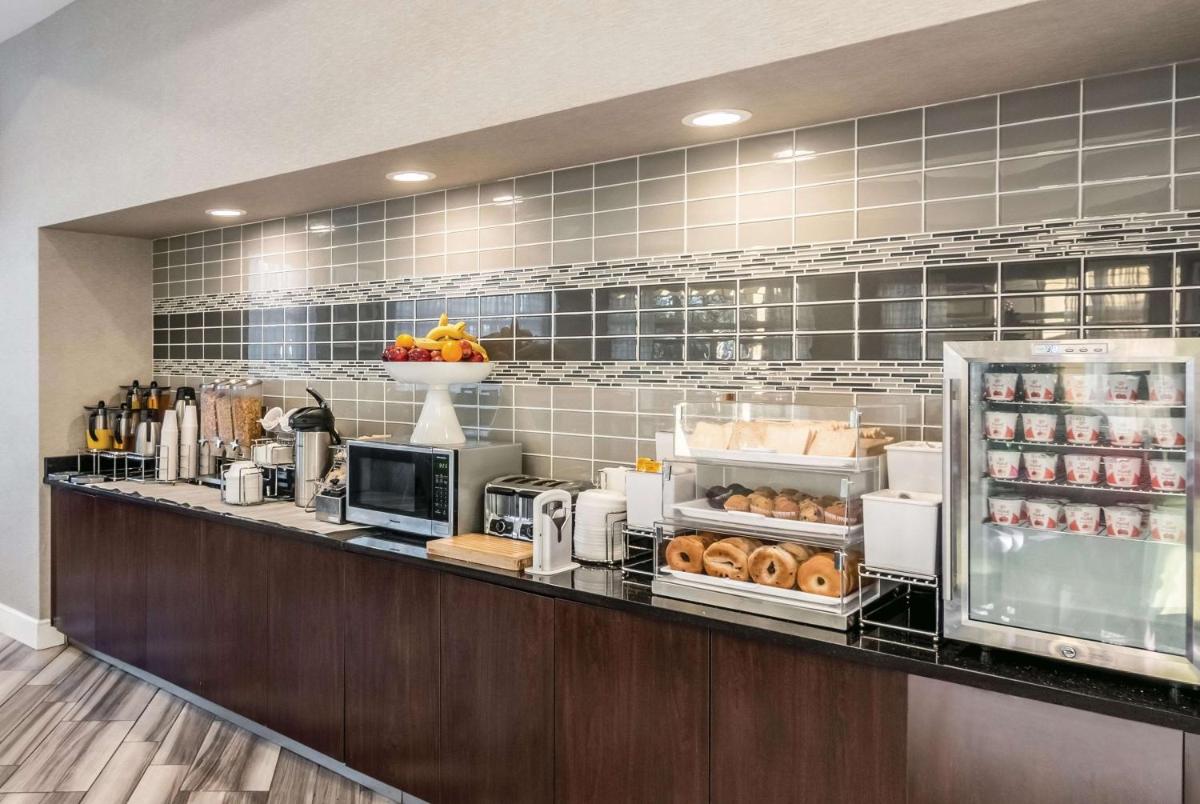 La Quinta Inn & Suites by Wyndham Orlando Airport North - image 3
