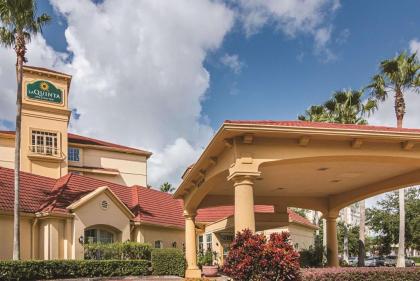 La Quinta Inn & Suites by Wyndham Orlando Airport North - image 4