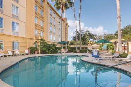 La Quinta Inn & Suites by Wyndham Orlando Airport North - image 5