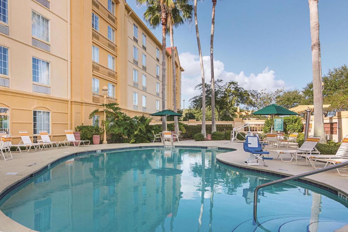 La Quinta Inn & Suites by Wyndham Orlando Airport North - image 5