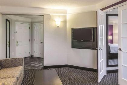 La Quinta Inn & Suites by Wyndham Orlando Airport North - image 6