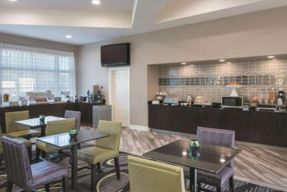 La Quinta Inn & Suites by Wyndham Orlando Airport North - image 7