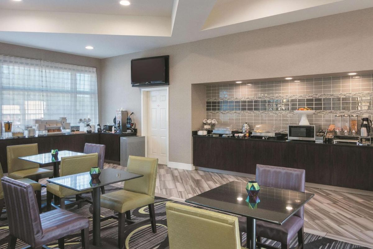 La Quinta Inn & Suites by Wyndham Orlando Airport North - image 7