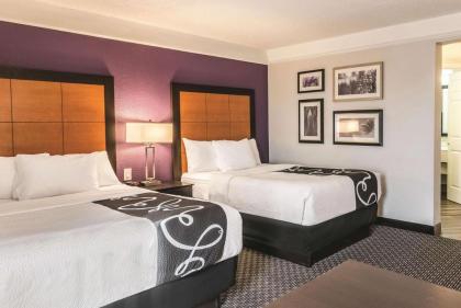 La Quinta Inn & Suites by Wyndham Orlando Airport North - image 9