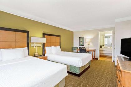 La Quinta Inn & Suites by Wyndham Orlando Airport West - image 11