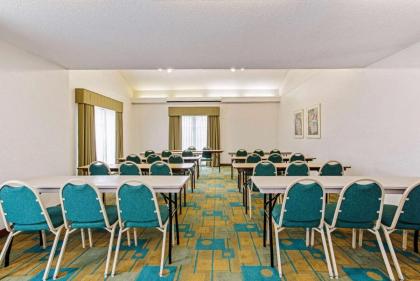 La Quinta Inn & Suites by Wyndham Orlando Airport West - image 21