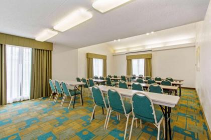 La Quinta Inn & Suites by Wyndham Orlando Airport West - image 22