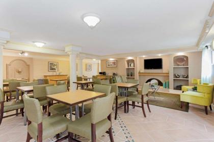La Quinta Inn & Suites by Wyndham Orlando Airport West - image 23