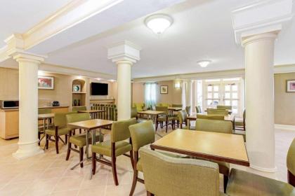 La Quinta Inn & Suites by Wyndham Orlando Airport West - image 24