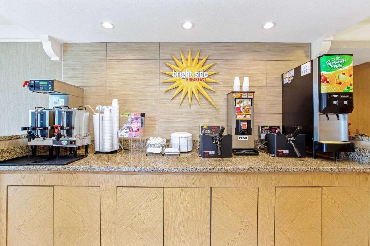 La Quinta Inn & Suites by Wyndham Orlando Airport West - image 3
