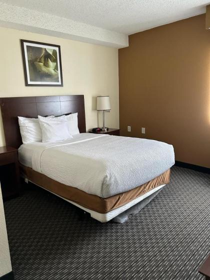 La Quinta Inn & Suites by Wyndham Orlando South - image 10