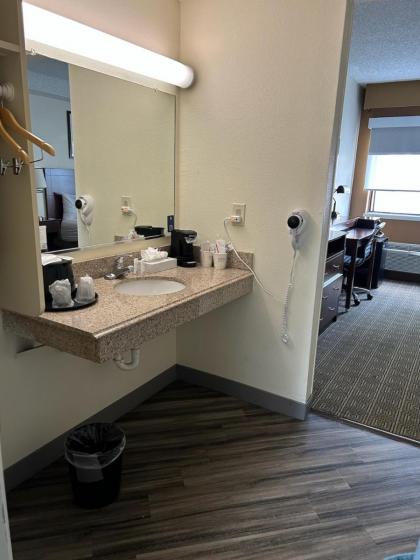 La Quinta Inn & Suites by Wyndham Orlando South - image 12