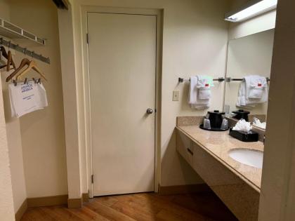 La Quinta Inn & Suites by Wyndham Orlando South - image 16