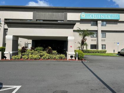 La Quinta Inn & Suites by Wyndham Orlando South - image 18
