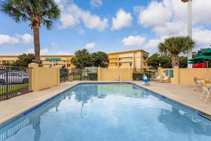 La Quinta Inn & Suites by Wyndham Orlando South - image 2