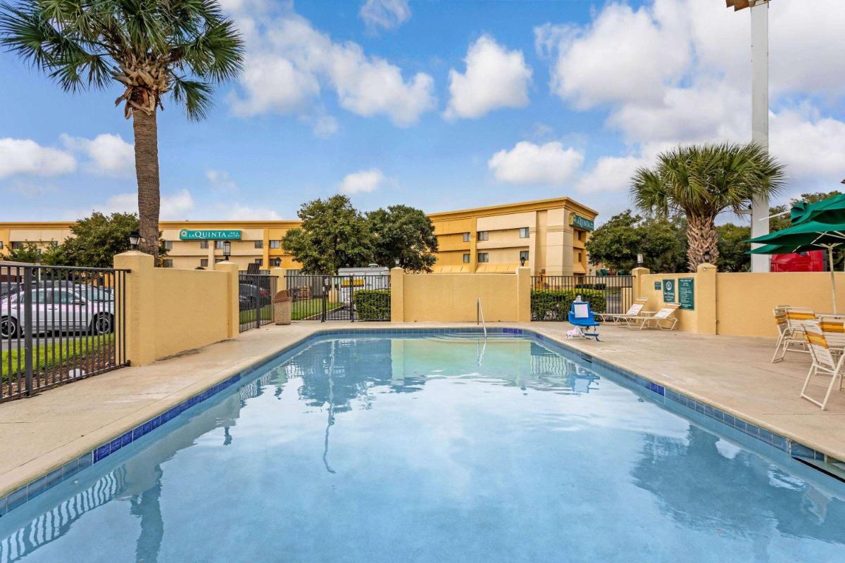 La Quinta Inn & Suites by Wyndham Orlando South - image 2